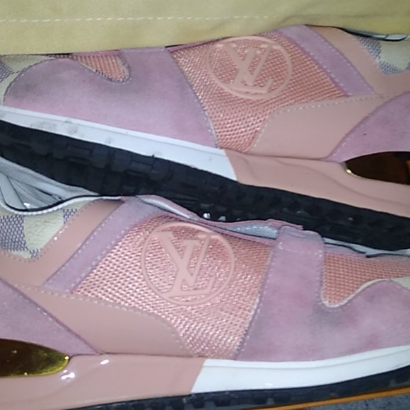 Louis Vuitton - Picture 2 of 3